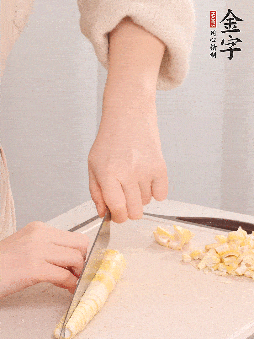 春筍去皮切小塊，焯水2分鐘左右