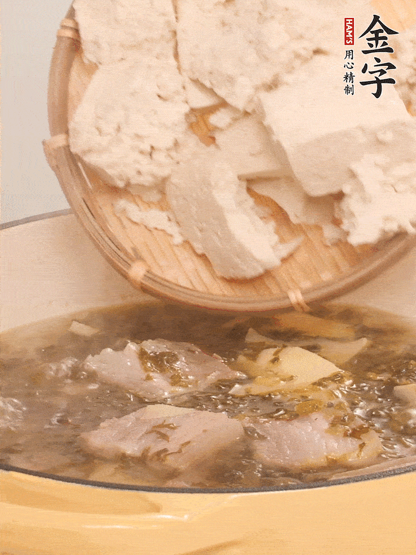 往鍋里加入一倍的水，加豆腐