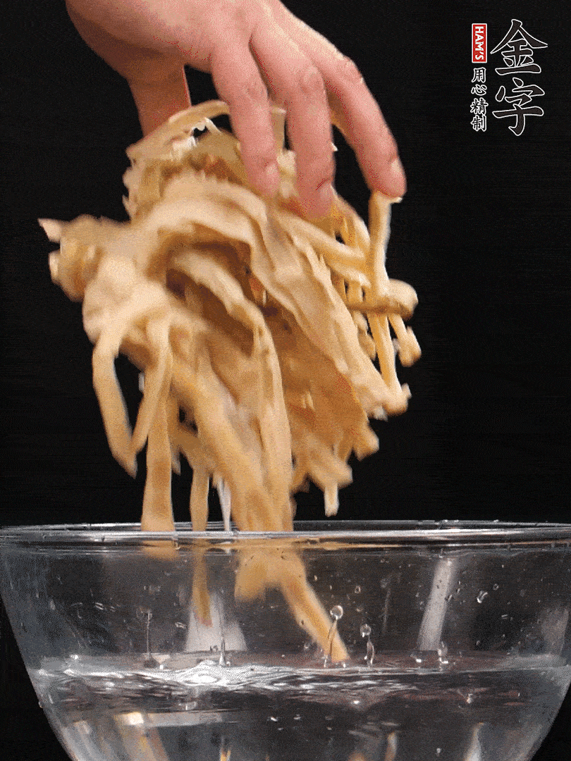 天目山筍干1把，清洗表面鹽分，用手撕成長條