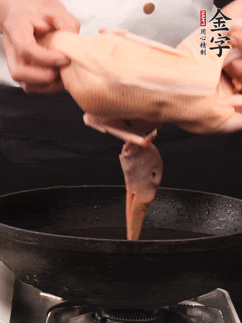 處理干凈的老鴨1只，黃酒小半碗，姜幾片，一起放入冷水，煮沸焯水3分鐘，去除血沫