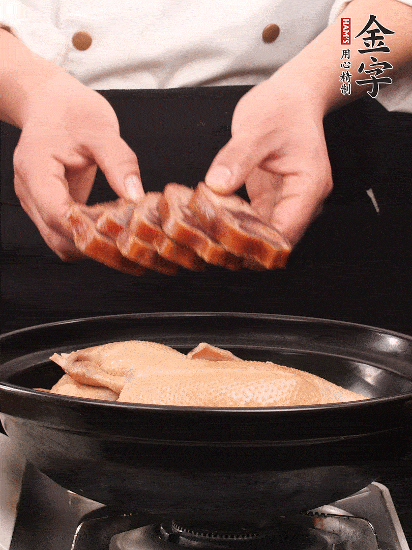 老鴨、金字火腿蹄片、筍干、姜片、蔥結(jié)，清水沒過鴨身2cm，加黃酒小半碗