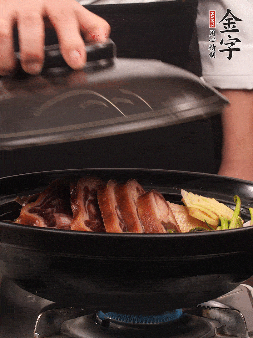 砂鍋蓋蓋子密封，大火燒開后轉(zhuǎn)小火，燜煮2小時(shí)