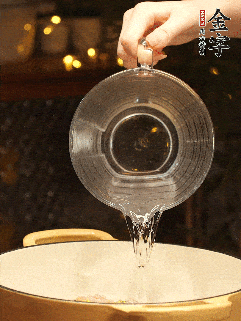 加入120ml水，蓋上蓋子燜幾分鐘撒上蔥花，美美的擺個盤~