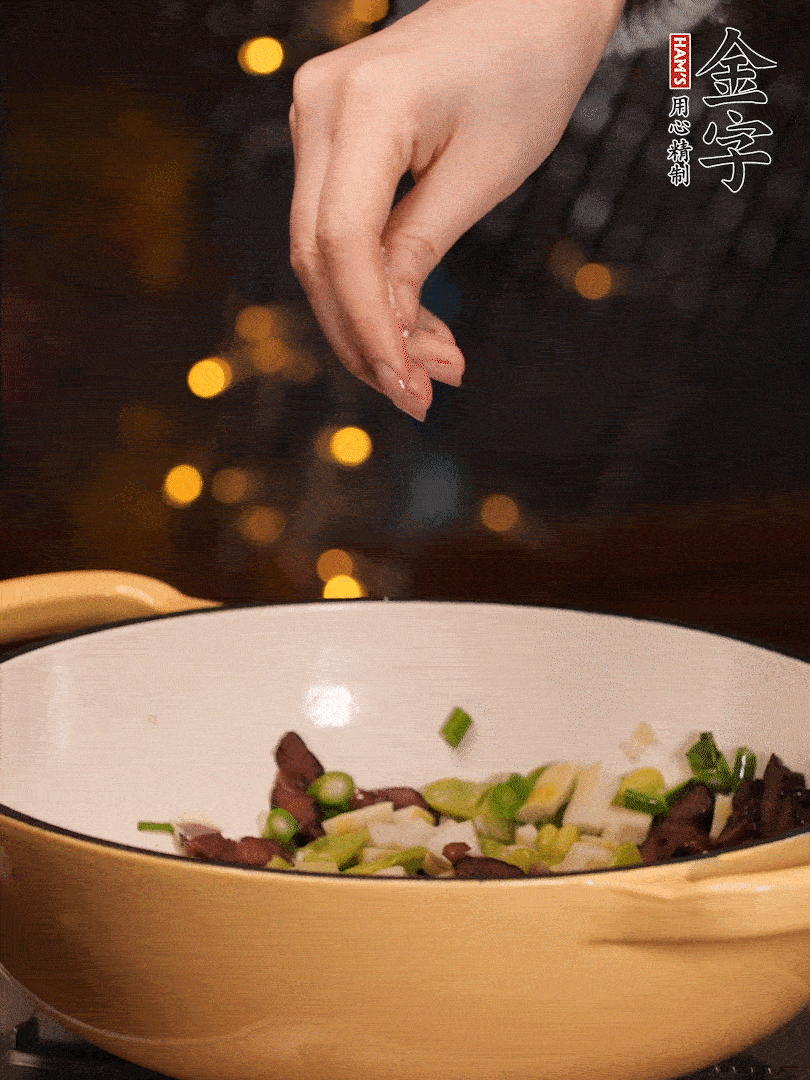 可以加點(diǎn)點(diǎn)水，再加菜苔，加點(diǎn)鹽、味精調(diào)味