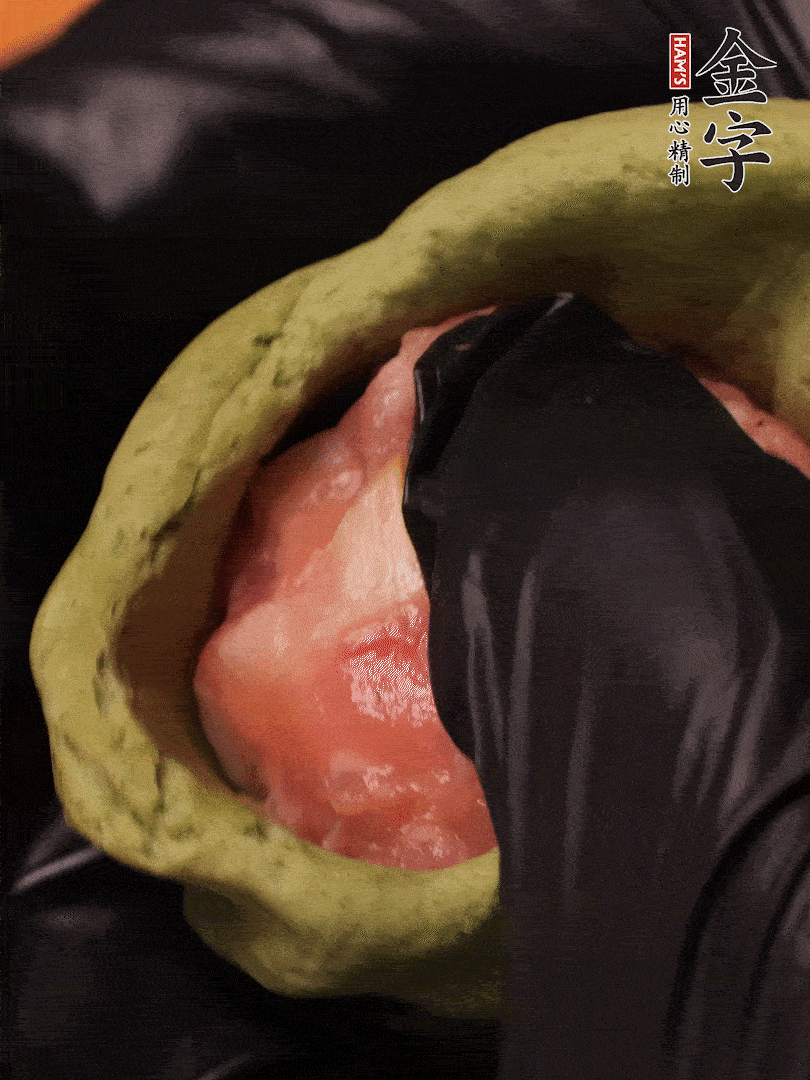 切成小劑子，中間壓個坑，做成碗狀，虎口慢慢收口