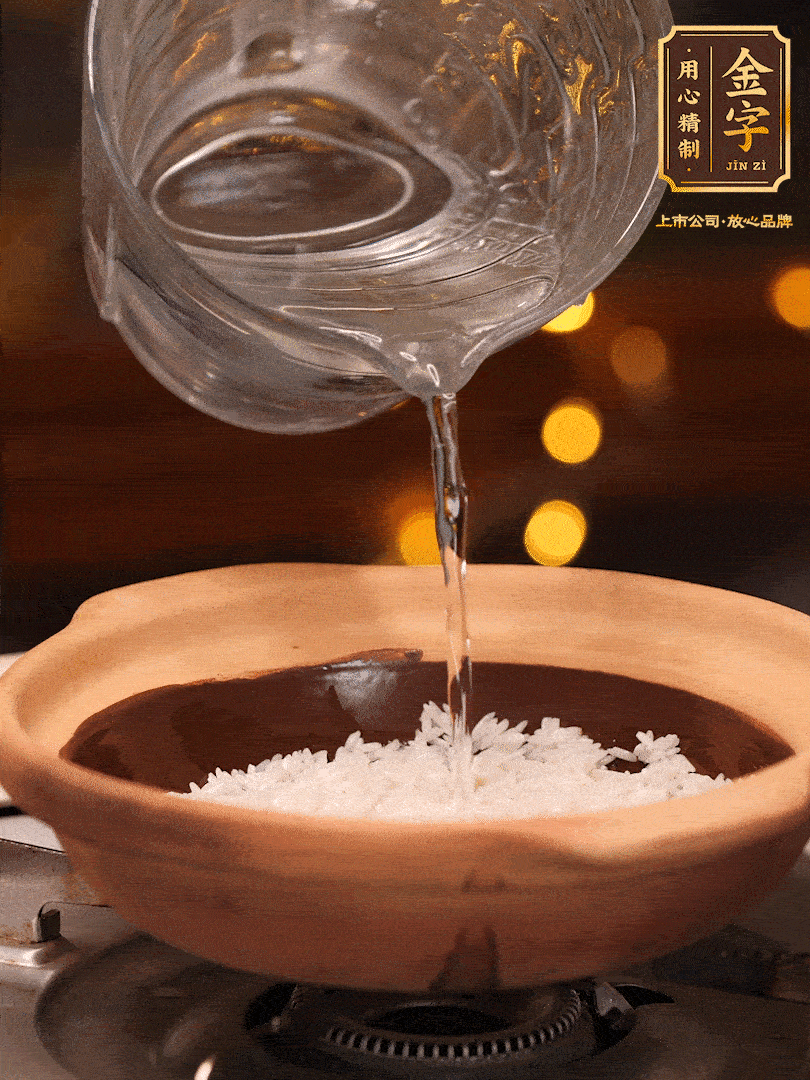 選一個(gè)中意的砂鍋加入1勺花生油并刷勻，倒入泡好的絲苗米、開(kāi)大火煮至沸騰冒大泡后，轉(zhuǎn)中火蓋蓋燜煮5分鐘