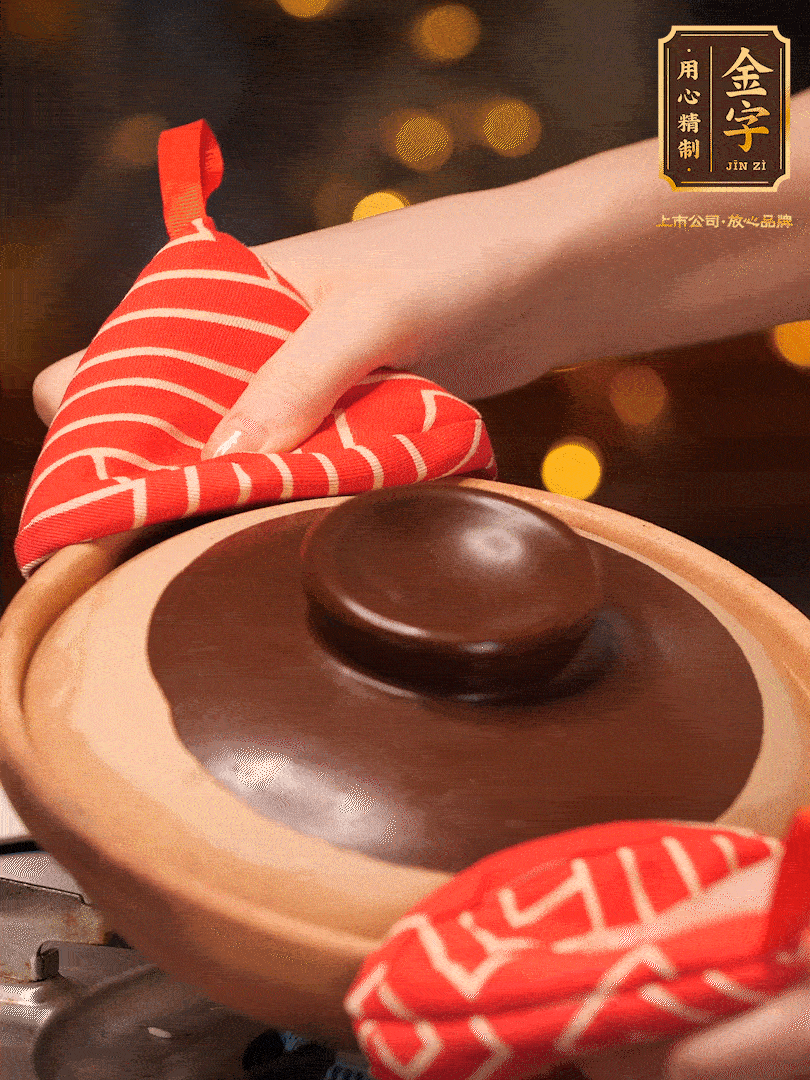 想要有嘎嘣脆鍋巴的關(guān)鍵（傾斜砂鍋，讓每個(gè)側(cè)邊都均勻加熱一分鐘）