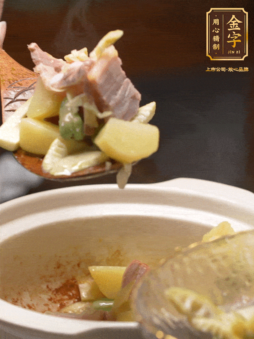 煸出咸肉脂香，再下筍丁、蠶豆。呈出