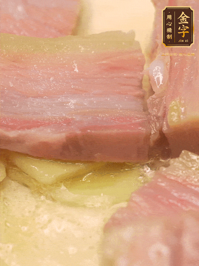 鍋內(nèi)熱油放點(diǎn)姜絲，煸香咸肉