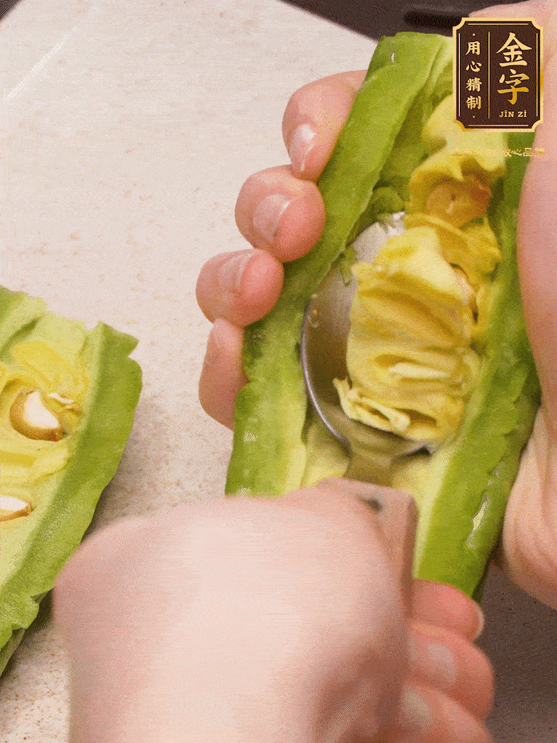 苦瓜從中間切開，把里面的瓢和籽全部挖干凈