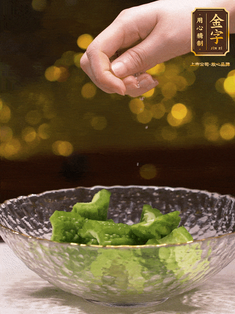 處理好的苦瓜切段（5cm），加點鹽鹽腌一下，去除一下苦味