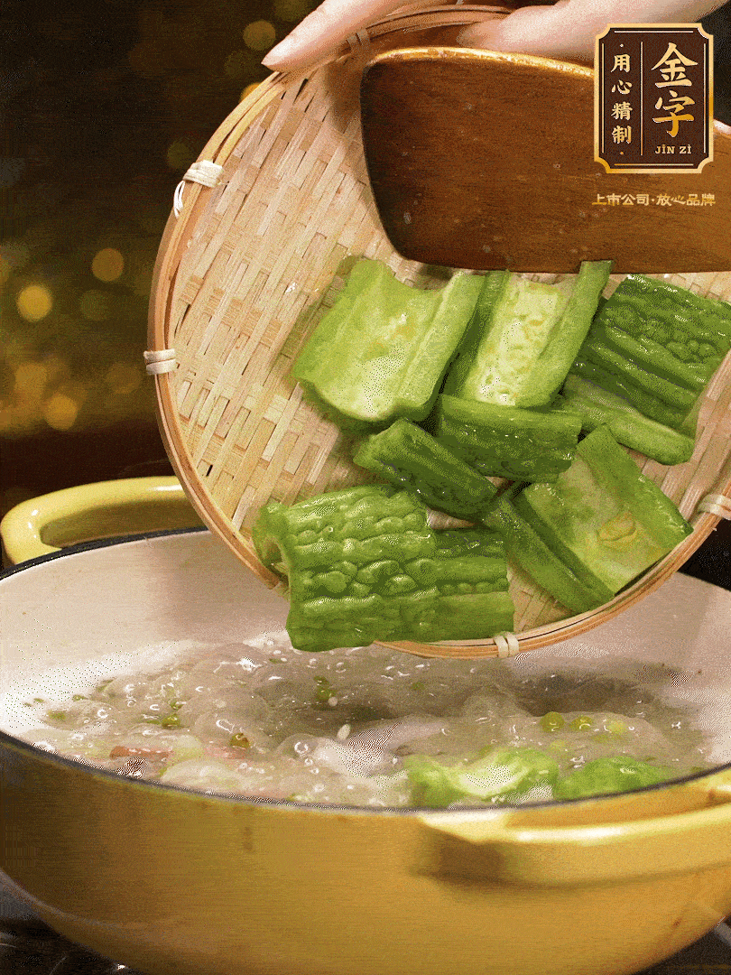最后在放苦瓜燒開，放一點點調(diào)味糖，燉煮20分鐘