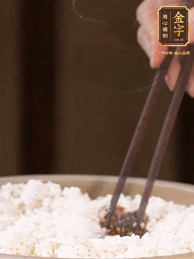 糯米淘洗干凈，浸泡4小時，控干水分后，加鹽、糖、老抽調(diào)味調(diào)色