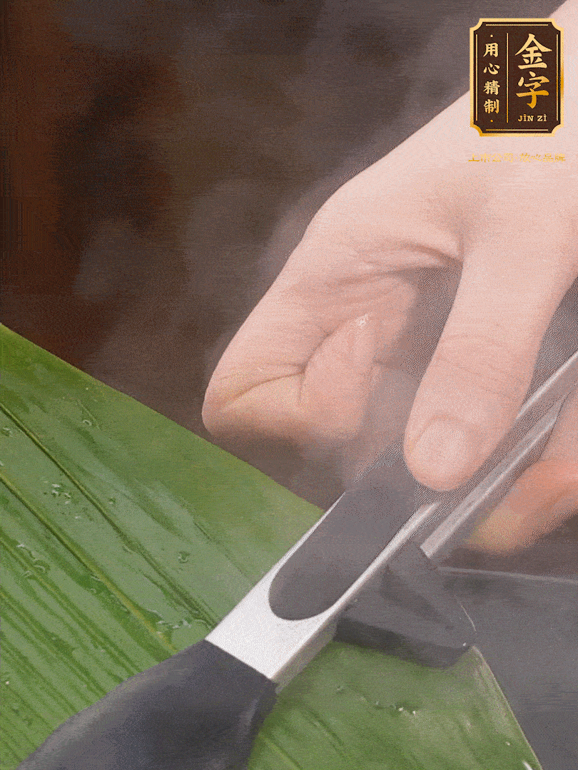 新鮮粽葉洗凈，用開水煮一下，讓粽葉更有韌性不易裂。