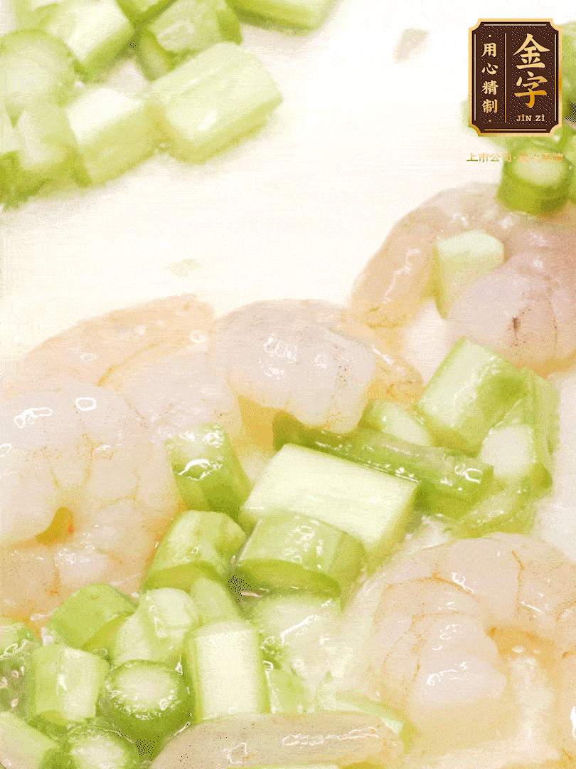 熱油煎香蝦仁，下香腸、蘆筍翻炒，盛出備用。