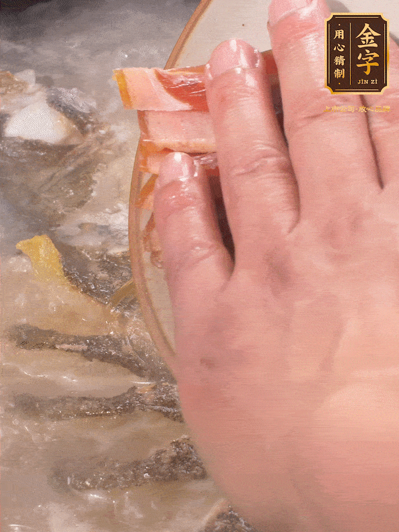 將煎好的魚，倒入三大碗開水。大火煮開后放入1個蔥結(jié)、2片姜片和1勺料酒和火腿片