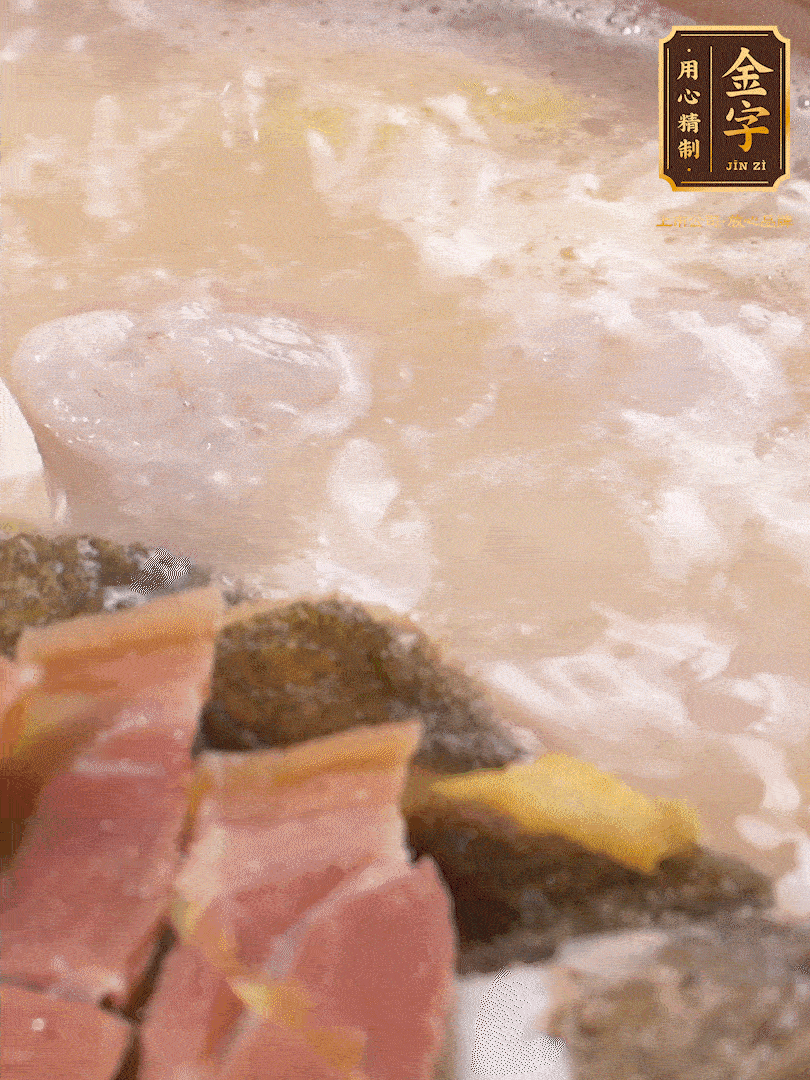 大火煮至沸騰后，轉(zhuǎn)至砂鍋中，繼續(xù)燉煮。這個時候可以放入一些自己喜歡吃的配菜比如蝦滑、內(nèi)酯豆腐來添味