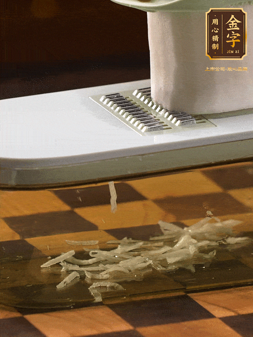 蘿卜切絲 ，加少許的鹽 抓拌均勻后，腌制十五分鐘