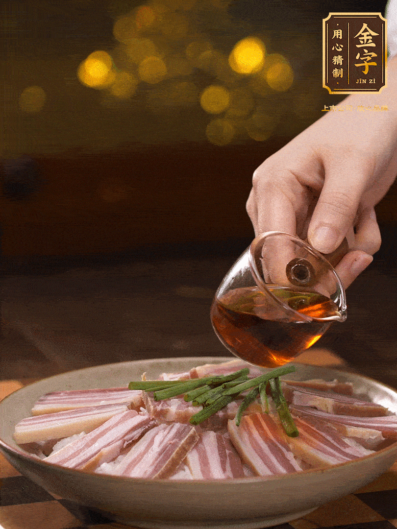 把切好的咸肉，均勻的鋪在蘿卜絲的四周頂部放少許蔥段 淋上少許料酒，放入鍋中 大火蒸二十分鐘