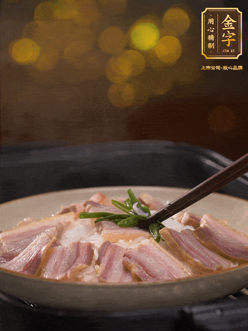 二十分鐘后關火，去除頂部的蔥段，最后撒上少許的蔥末，就完成了