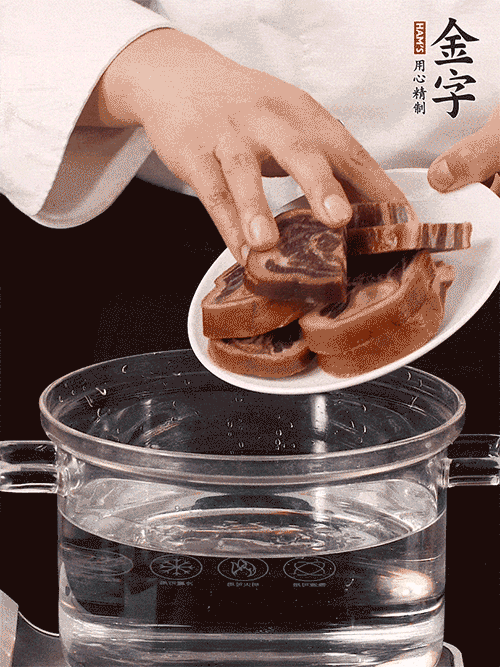 準(zhǔn)備食材。做金銀蹄有2個關(guān)鍵點(diǎn)：食材上火腿當(dāng)然得選足年發(fā)酵的金字火腿，新鮮豬爪最好選前腳、大小適宜的。