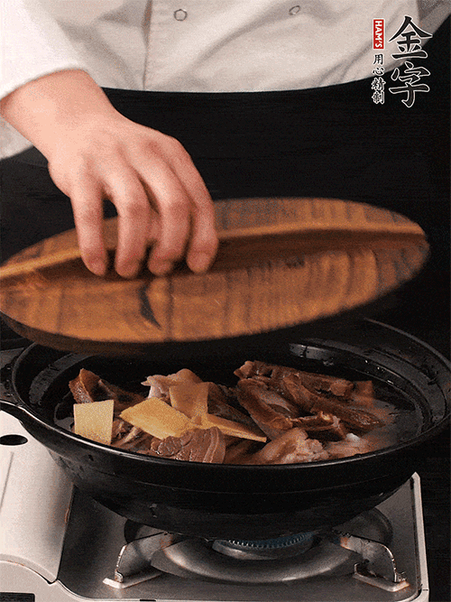 大火煮到沸騰后，轉(zhuǎn)中小火慢燉1個半小時。