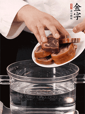 一包200g的金字火腿蹄片恰好搭配一個新鮮豬爪（豬腳）。都先加蔥姜、料酒焯水一遍，把血水清除后燉出來才能更清澈不油膩。