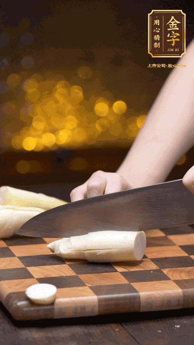 茭白剝去外皮，去掉根部老硬部分，洗凈切滾刀塊