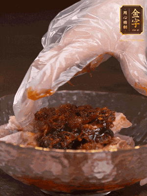 排骨用1勺蠔油、1勺醬油、1勺金字火腿XO醬抓勻腌制半小時