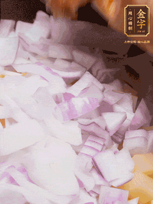 倒入洗干凈的大米、土豆丁、洋蔥碎、排骨、金字火腿xo醬、水