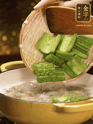 倒入熱水，和泡開的綠豆（連水）和火腿片，大火燒開燉一個小時