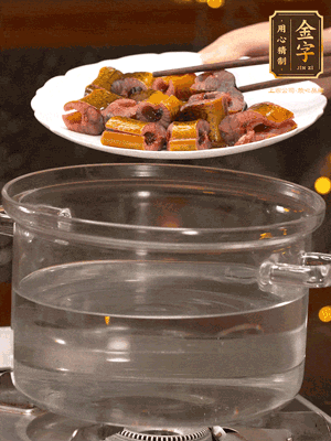 黃鱔冷水下鍋焯燙，再用清水洗凈去除腥味