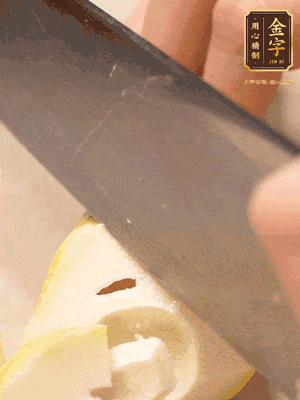 春筍切成滾刀塊，焯水去除澀味