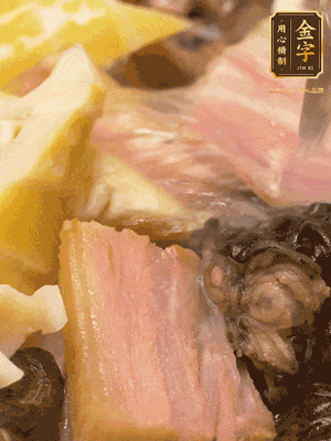 倒入滾燙的熱水，燉煮20分鐘，湯濃汁白