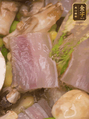 開蓋，放入河蝦繼續(xù)燜煮5分鐘