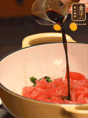 調(diào)味：1勺蠔油、1勺生抽、2轉(zhuǎn)胡椒粉和2勺番茄醬倒入400ml開水，燒至湯汁濃厚