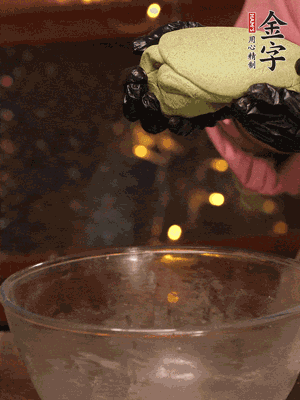 水里放點鹽，燒開后放艾草，一勺小蘇打，撈出浸入涼水，打成艾草泥