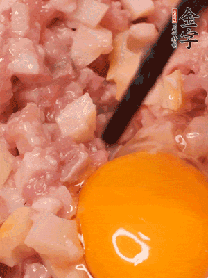 豬肉末、咸肉丁，分次加蔥姜水，一勺糖、一丟白胡椒，春筍丁，打入一個雞蛋