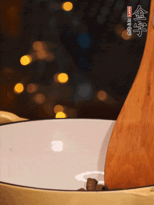 鍋中放入油，倒入醬油肉煸出油脂香味