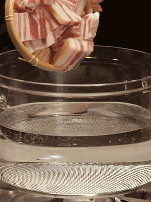 排骨、咸肉，一起下入鍋中，加入蔥，姜，料酒，倒入清水焯水清洗干凈