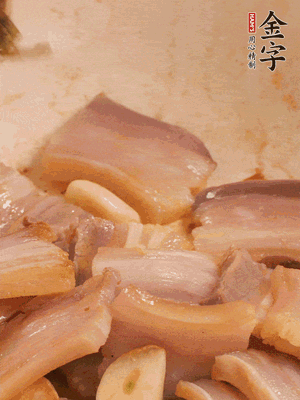 加入雪菜、咸肉冬筍 炒出香味