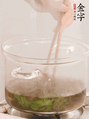 香椿焯水，變色后撈出，切成小段