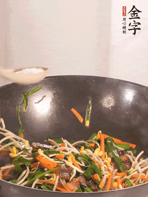 炒合菜：金字醬油肉、綠豆芽、韭菜