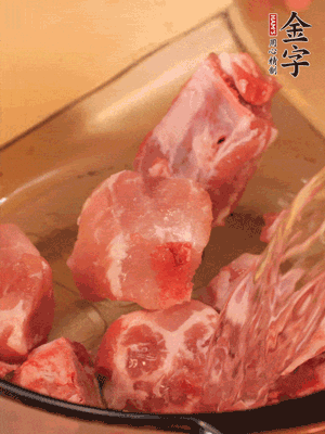 排骨冷水下鍋，加料酒、姜片，煮開綽水