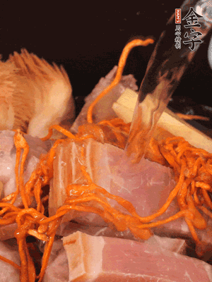 將所有食材一起倒進鍋中，加水沒過食材，燉煮30分鐘即可