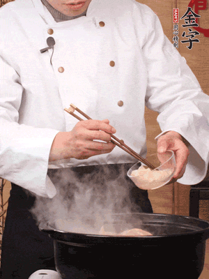 花膠、金湯放入鍋中小火再燉10分鐘