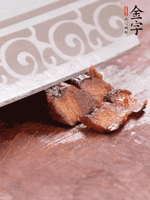 金字醬油肉水煮15分鐘，切薄片