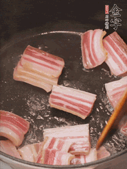 鍋中放菜籽油燒熱，下咸肉、冬筍略微煸炒