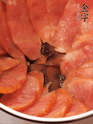 深碗涂抹豬油，頂端鋪枸杞，間隔鋪上香腸、醬油肉片