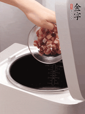 鍋中倒入豬油，油熱后炒熟上海青，給倒少許鹽調(diào)味